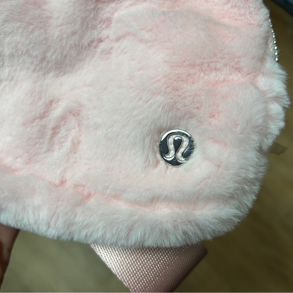 Lululemon Everywhere Belt Bag Plush Fleece in Strawberry Milkshake Pink NWT - Picture 10 of 11